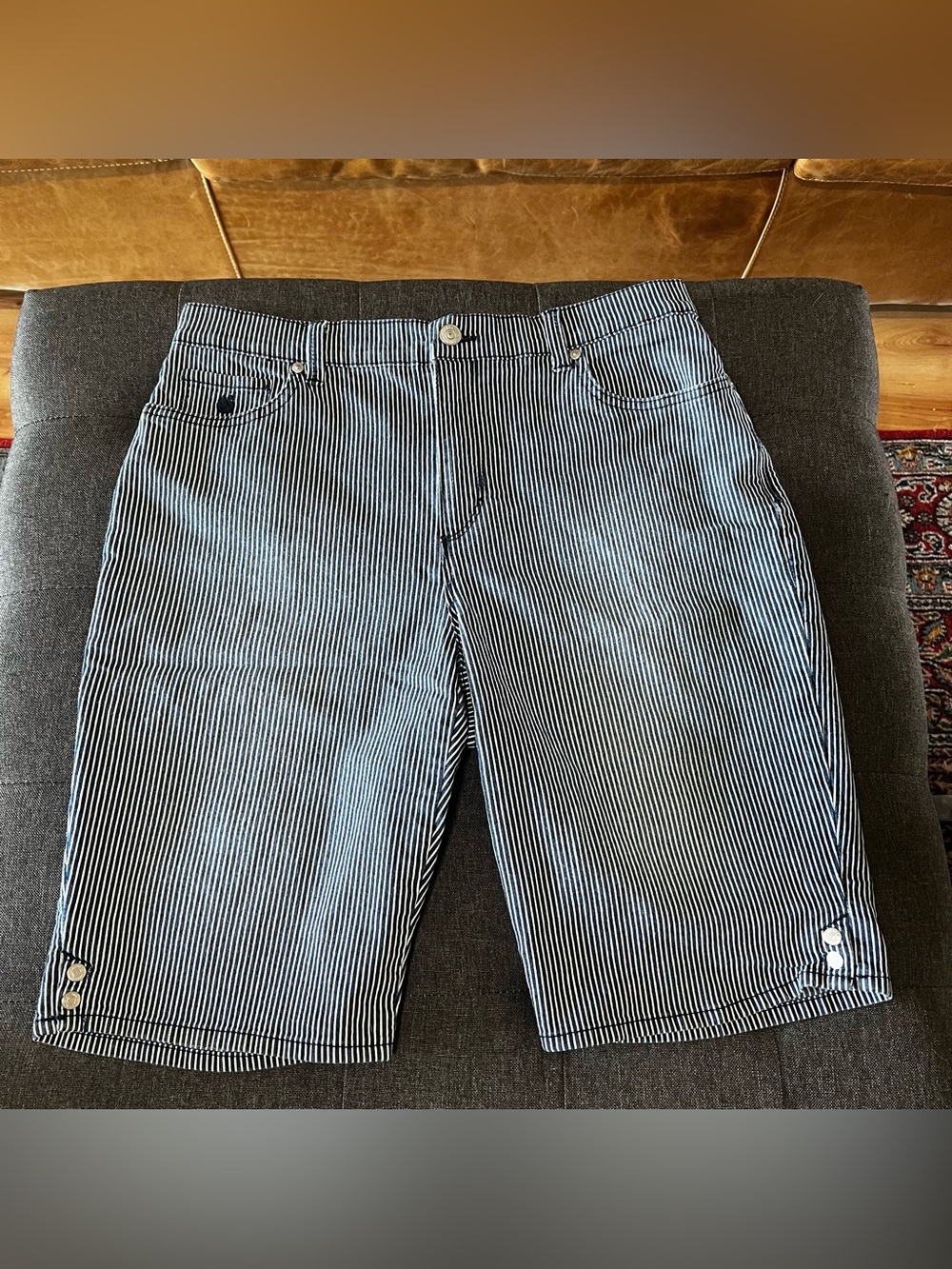 Gloria Vanderbilt blue white pinstripe slimming denim bermuda shorts size 10
